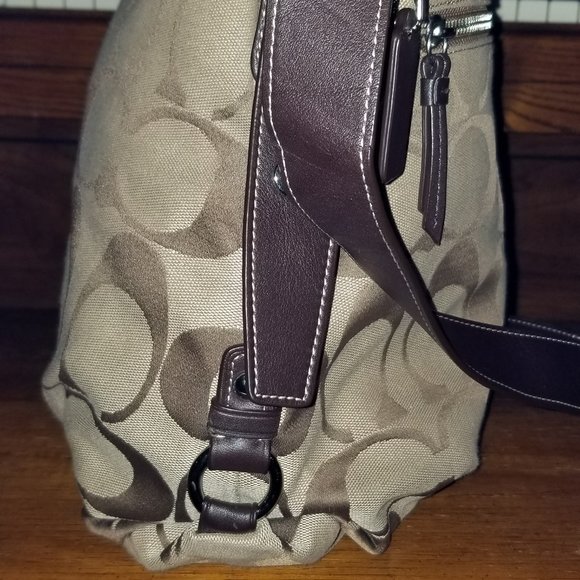 Coach Signature Duffle LIKE NEW in Khaki & Mahogany with adjustable strap - Picture 6 of 12